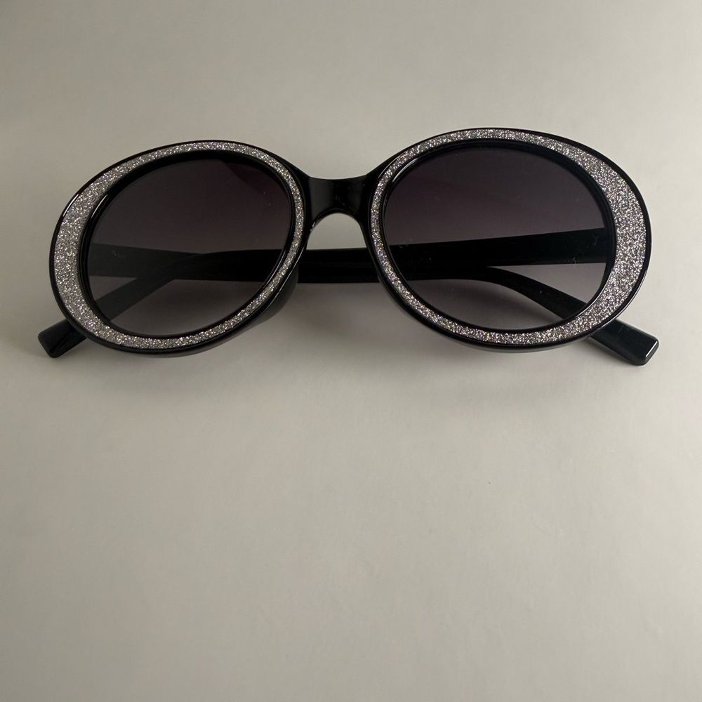 Chic Black and Silver Women's Sunglasses - Picture 3 of 3